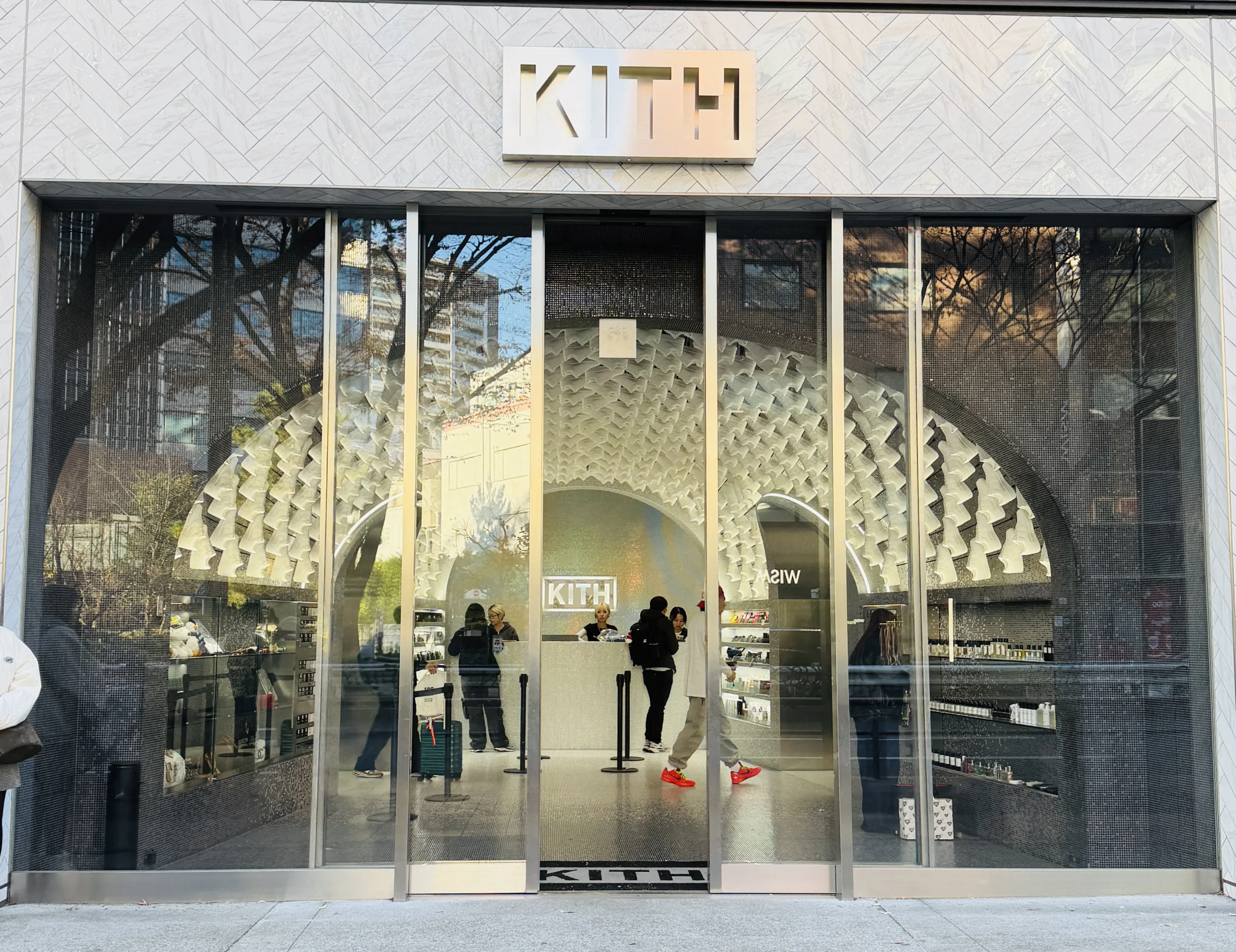 KITH どんなブランド　オンライン　パーカー　Tシャツ　有名人　着用　芸能人